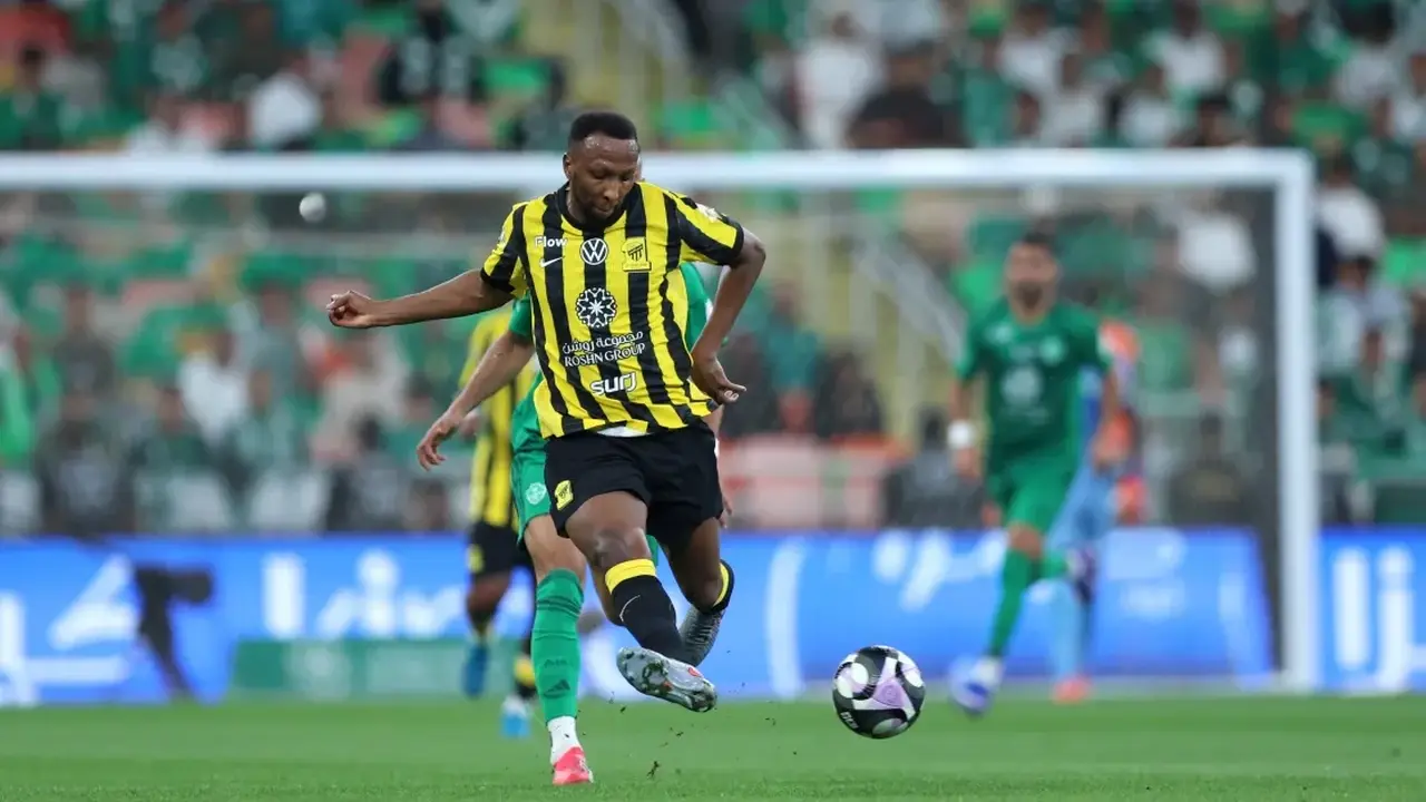 من هو معلق مباراة الاتحاد والحزم في دوري روشن السعودي اليوم؟